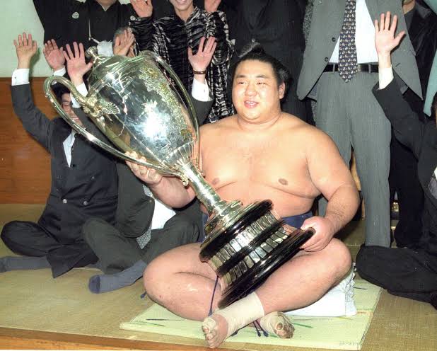 優勝賜杯を抱く千代大海の写真