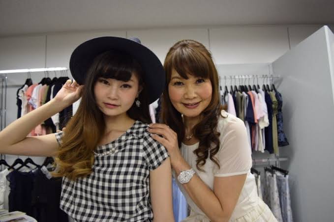 植草美幸と娘玲亜の写真